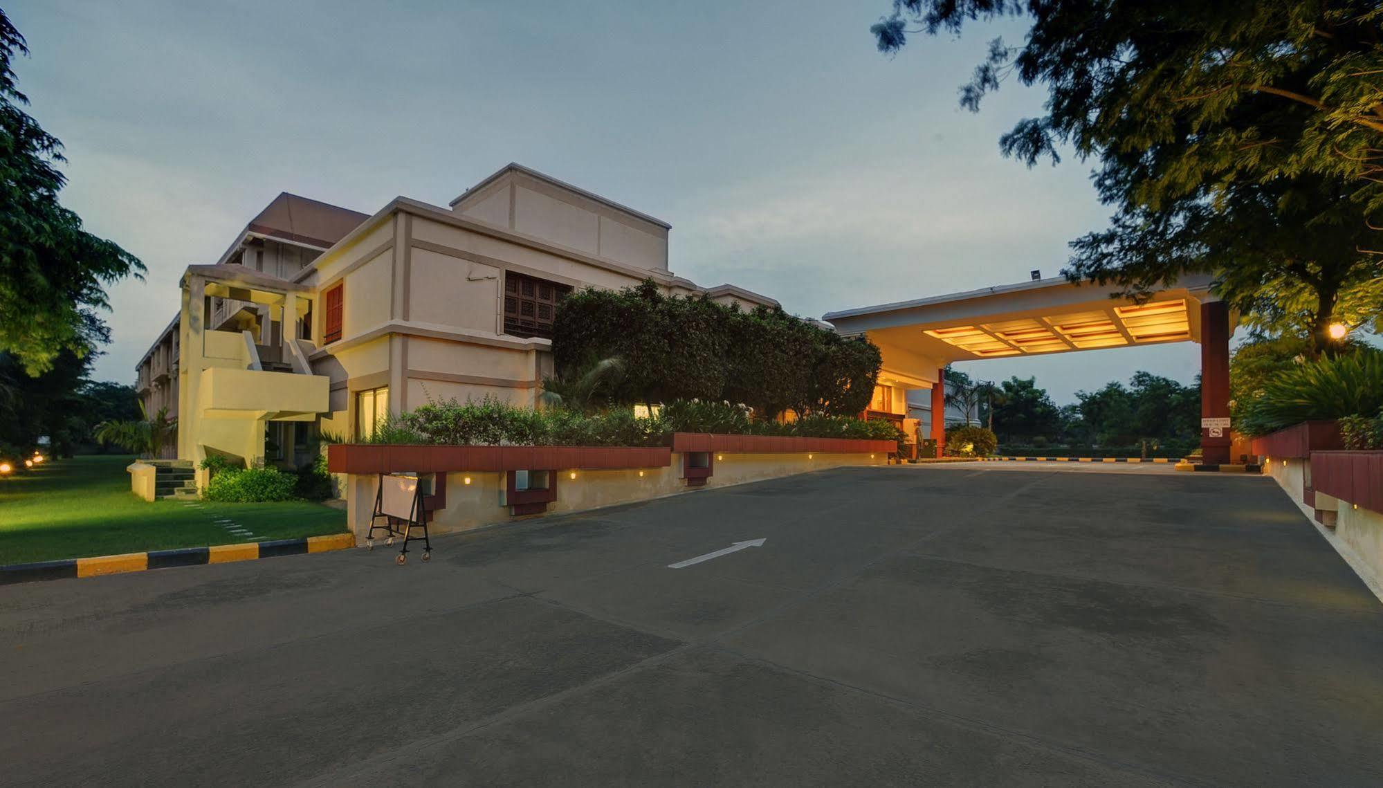 Hotel The Ummed Ahmedabad Airport Exterior foto